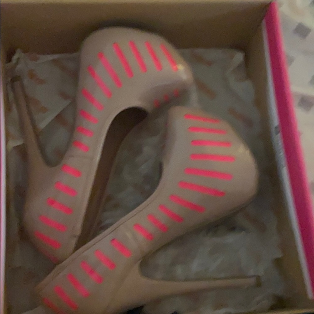 Heels - Picture 4 of 5
